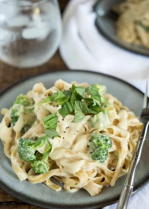 Vegan Fettuccine Alfredo. Паста с тофу и брокколи для веганов. Pasta with Alfredo Sauce. Веган паста