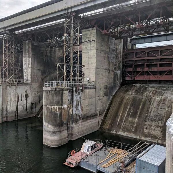 Водохранилище новосибирской гэс. Обская гидроэлектростанция. Новосибирская гэс, новосибирск. Гидро новосибирск. Плотина новосибирской гэс.