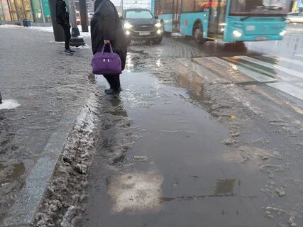 На столе редкое утро не стояла