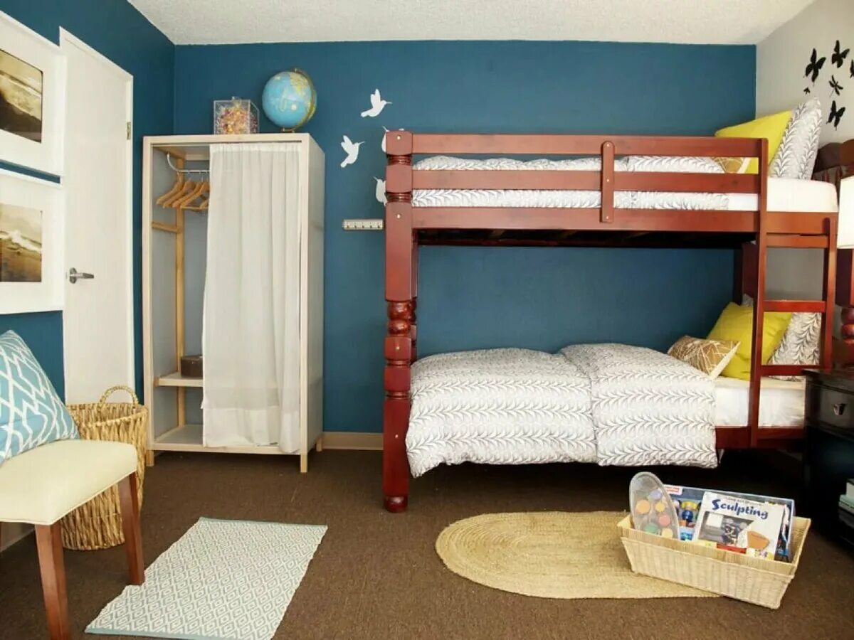 Найти комнату на 2 человека. Спальня с 2 кроватями. Комната с двумя кроватями. Комната для мальчиков с двумя кроватями. Кровать для двух мальчиков.