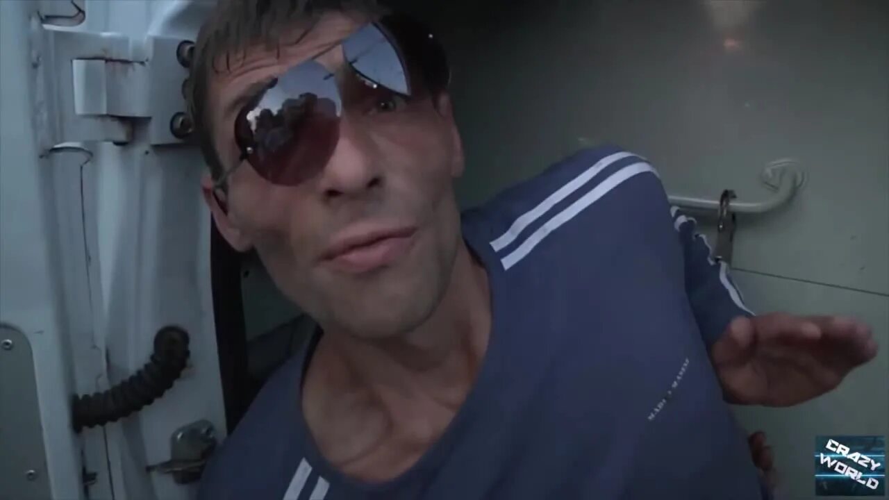 Идёт мужик по пустыне анекдот. Шел мужик видео. Аккорды полковник и однополчане шел мужик. Шел мужик видео. Шел мужик видео.