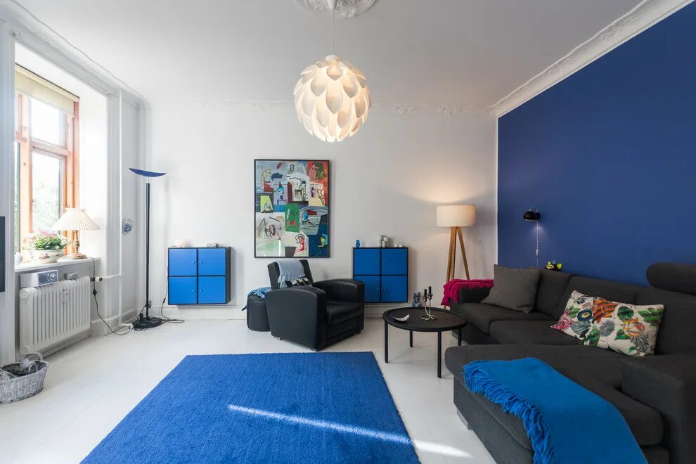 Комната с синими стенами. Синий пол в интерьере. Синяя стена. Сине белые стены. Take my room