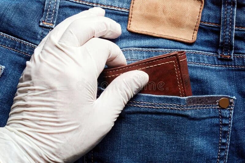 Организация кармане. Рука из кармана. Крадёт деньги из кармана. Деньги в кармане брюк. Мужчина с вывернутыми карманами.