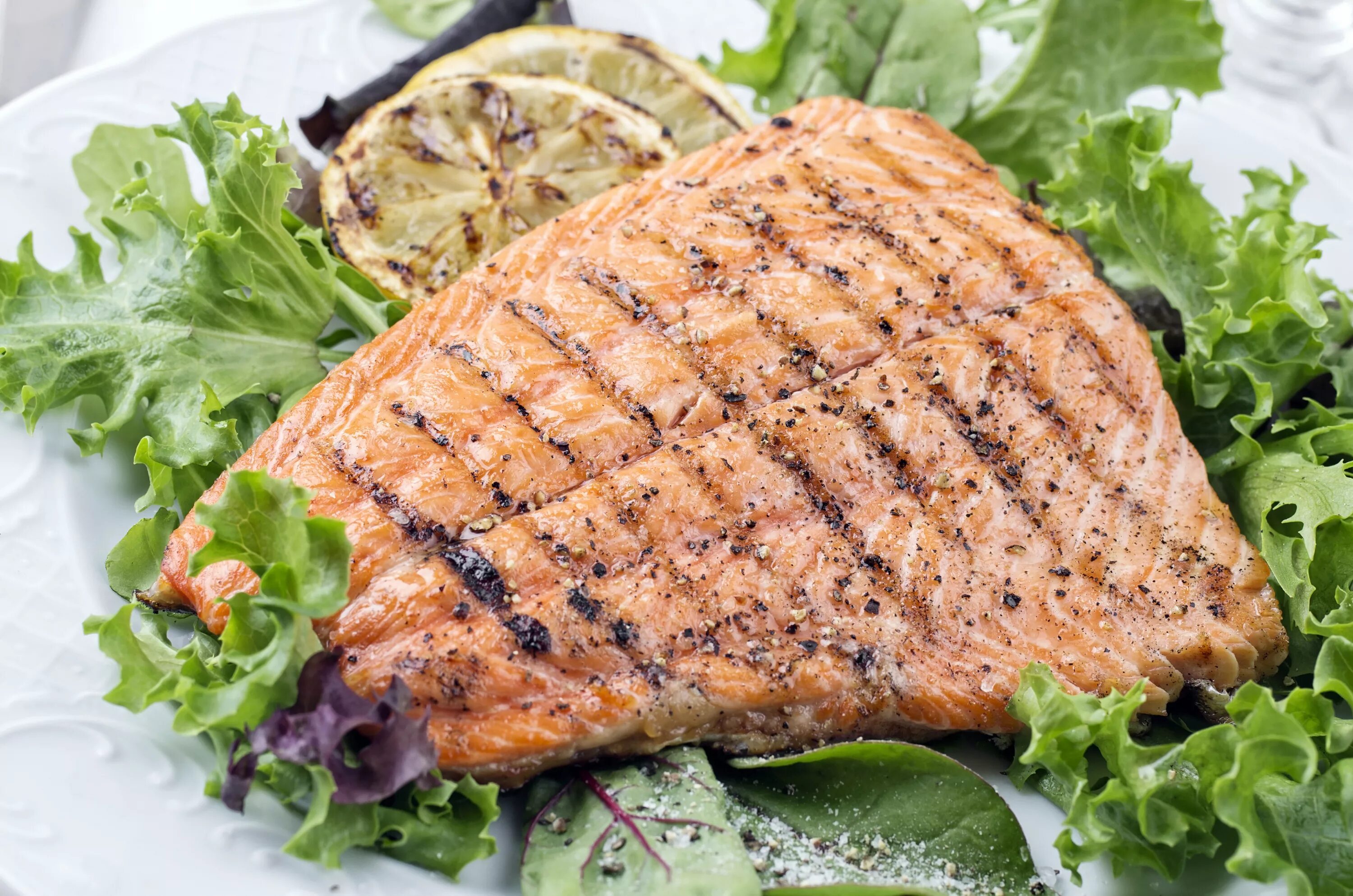 Рыба со специями. Рыбные блюда. Жареная рыба со специями. Лосось жареный на гриле. Запеченный лосось.