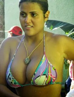 North Indian Aunty in bra boobs sexy images.