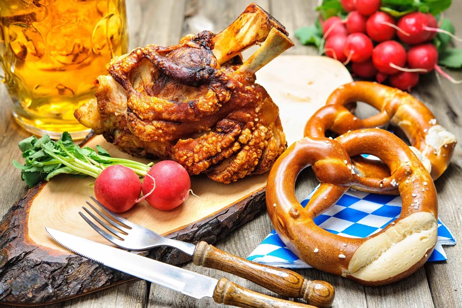 Немецкая кухня Oktoberfest. Октоберфест Мюнхен колбаски. Октоберфест в Германии кухня. Баварские сосиски Октоберфест.