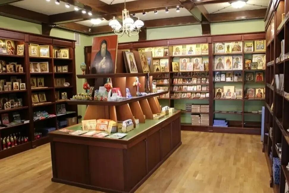 Иконно книжная лавка в дивеево. Книжный магазин livraria lello. Книжная лавка сретенского монастыря. Книжный магазин монастыря. Книжный магазин монастыря.