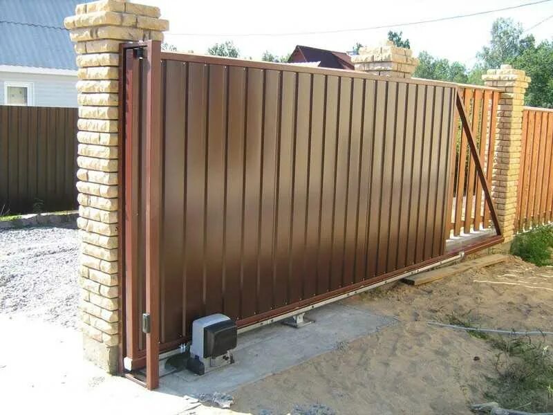 Откатные ворота из профнастила дорхан. Роллетные откатные ворота. Doorhan ворота профлист с калиткой. Ворота 4500 откатные профнастил. Откатные ворота из поликарбоната.