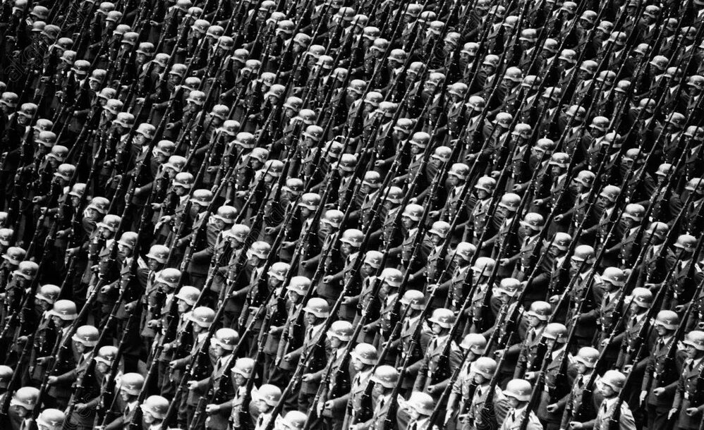 Немецкие марши третьего. Германия вторая мировая строй солдат. солдаты вермахта на марше. солдаты сс германии маршировка. солдат сс вермахт парад.