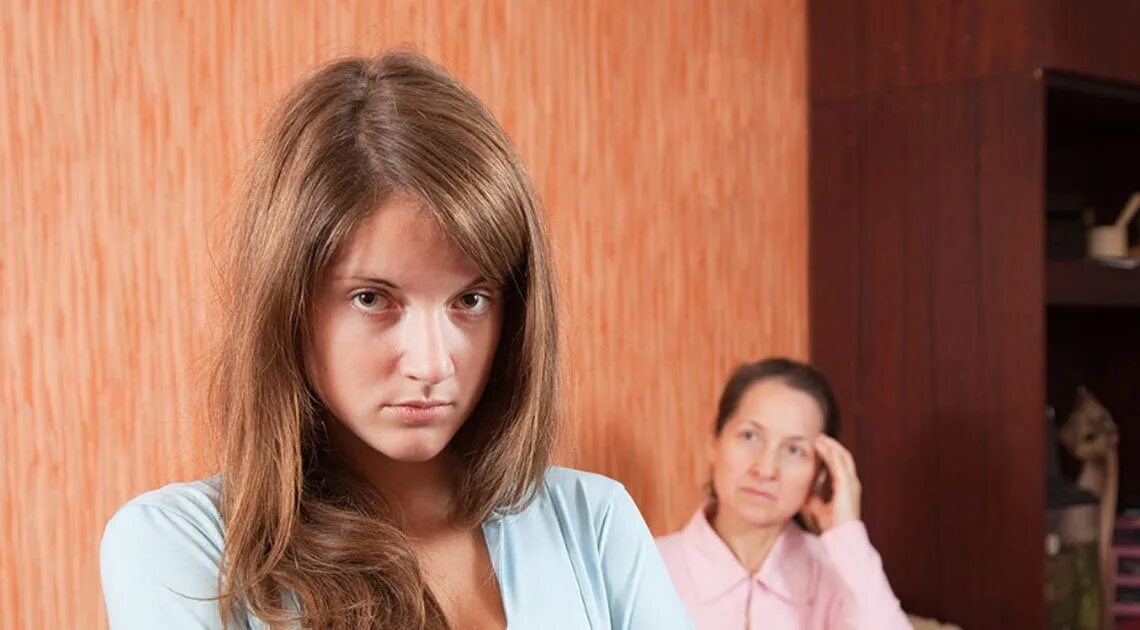 Мама выгоняет детей из дома. Сын выгнал мать из дома. Мама выгоняет детей из дома. Бабушку выгнали из дома. Родители выгнали.