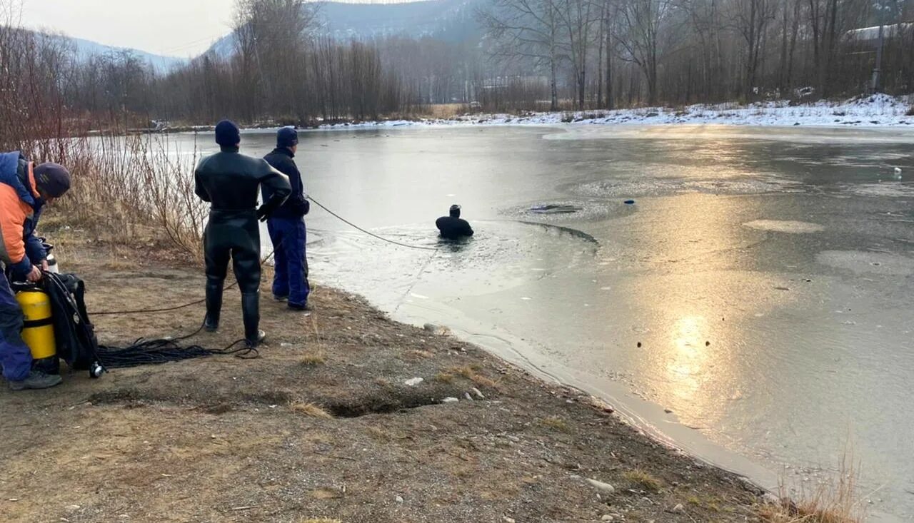 Ребенок провалился под лед. Происшествия на водоемах для детей. Водолазы МЧС. Лед проломился у пруда.