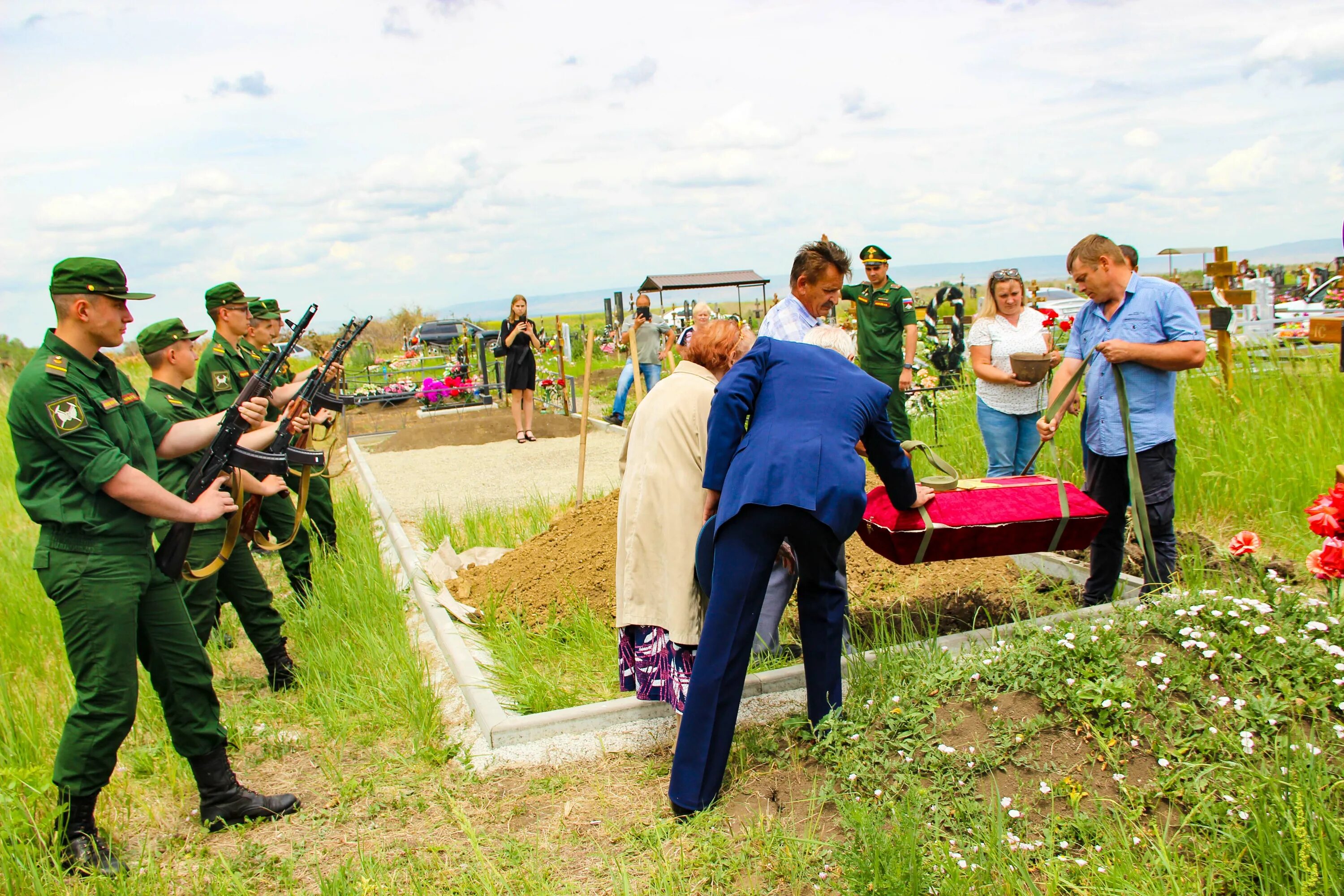 Церемония захоронения военнослужащих.