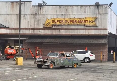 На кадрах можно увидеть огромный гипермаркет "Super Duper Mart", ...