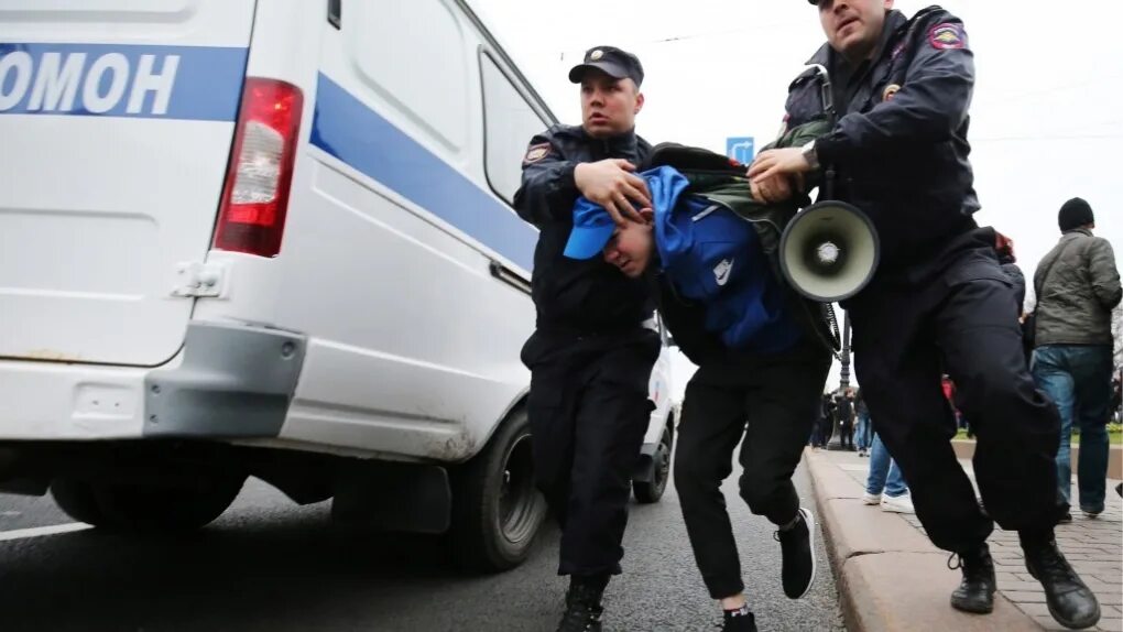 Задержание несовершеннолетнего. Подросток и полиция. Несовершеннолетний и полиция. Полиция задержала подростка.