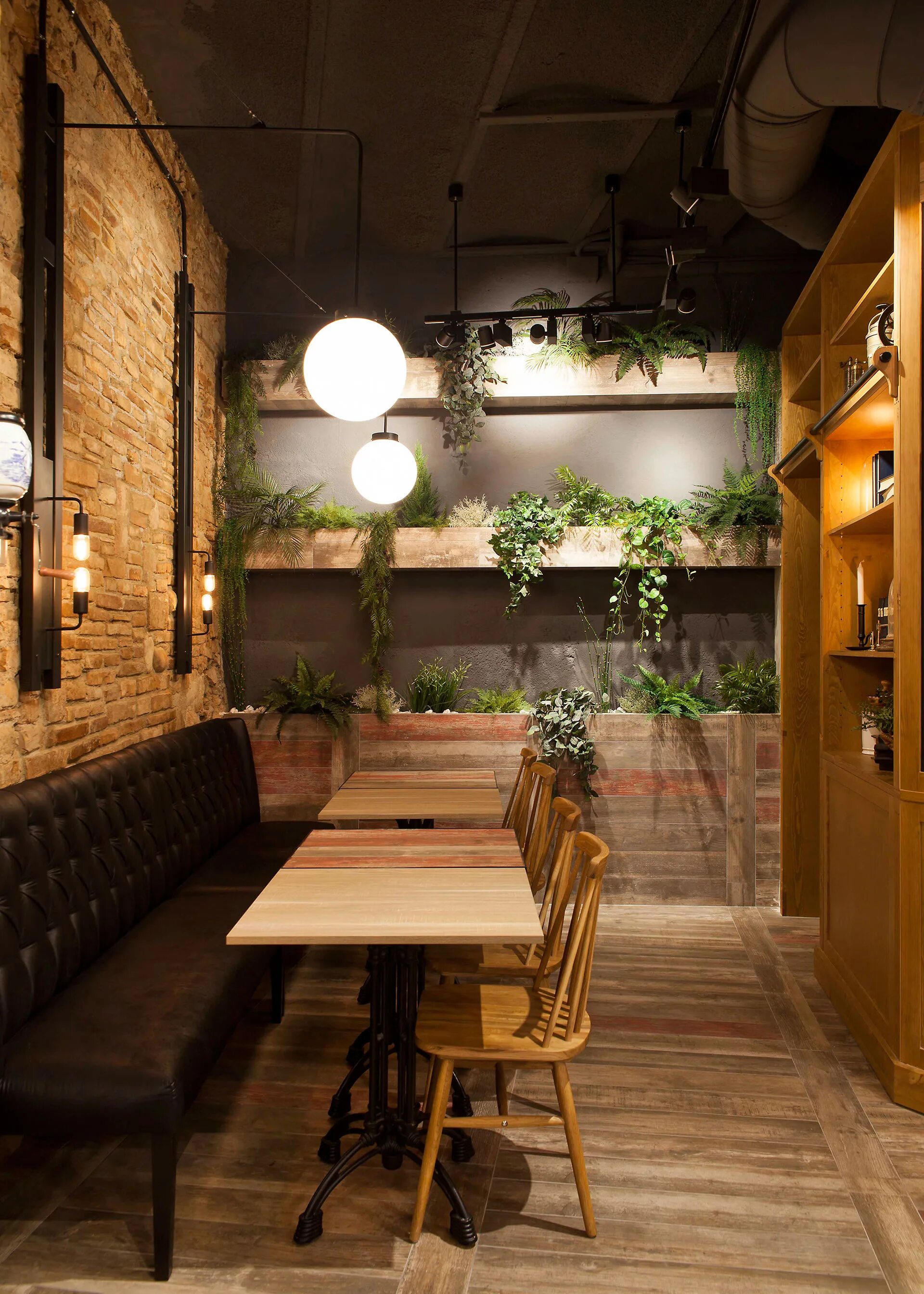 Кофейня. Маленькое кафе в маленьком городе. Красивая кофейня. Маленькое кафе. Маленькое кафе.