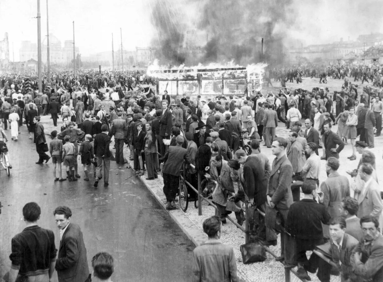 Репрессии в послевоенный период. Берлинское восстание в 1953 году. Восстание в ГДР 1953. 1930 Берлин погромы. Послевоенные репрессии.