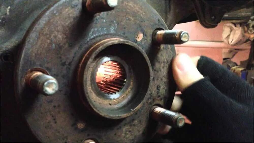 Рав 4 ступичный подшипник задний. Шпилька задней ступицы toyota rav-4 2015. Тойота спасио 2001 задний ступичный подшипник. Болт ступицы задней рав4. Тойота рав 4 кожух задней ступицы.