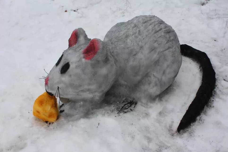 Фигурки из снега. Снежные фигуры из снега. Мышка из снега. Снежная фигура мышь.