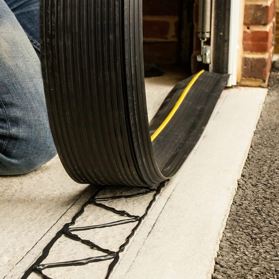 Порог напольный в гараж. Порог для гаража. Бетонный порог заезд в гараж. Железный порог для гаражных ворот. Из чего сделать порог в гараже.