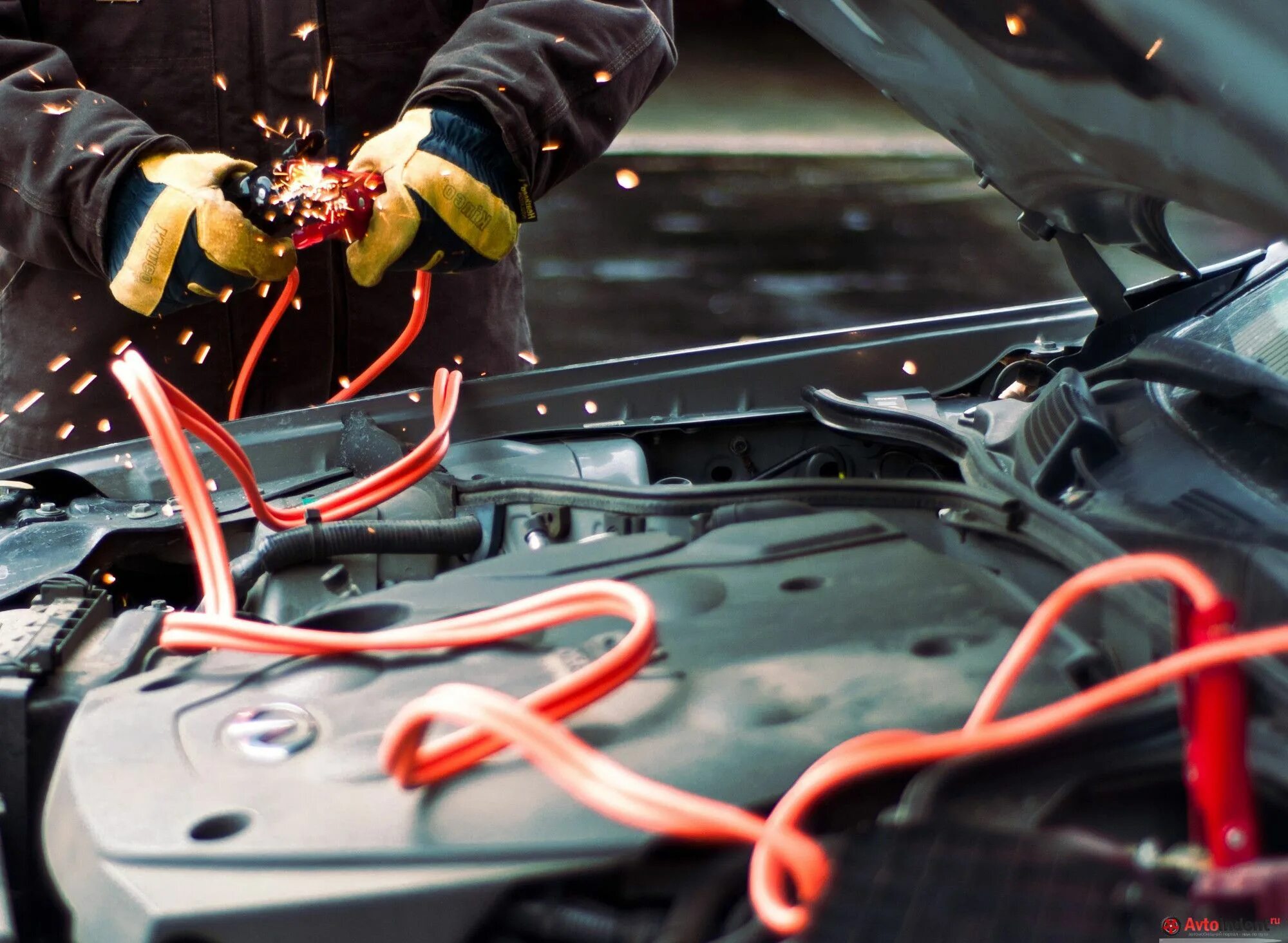 прикурить chevrolet volt. запуск батареи. бустер автомобильный для запуска двигателя 12в. прикурить авто. запуск батареи.