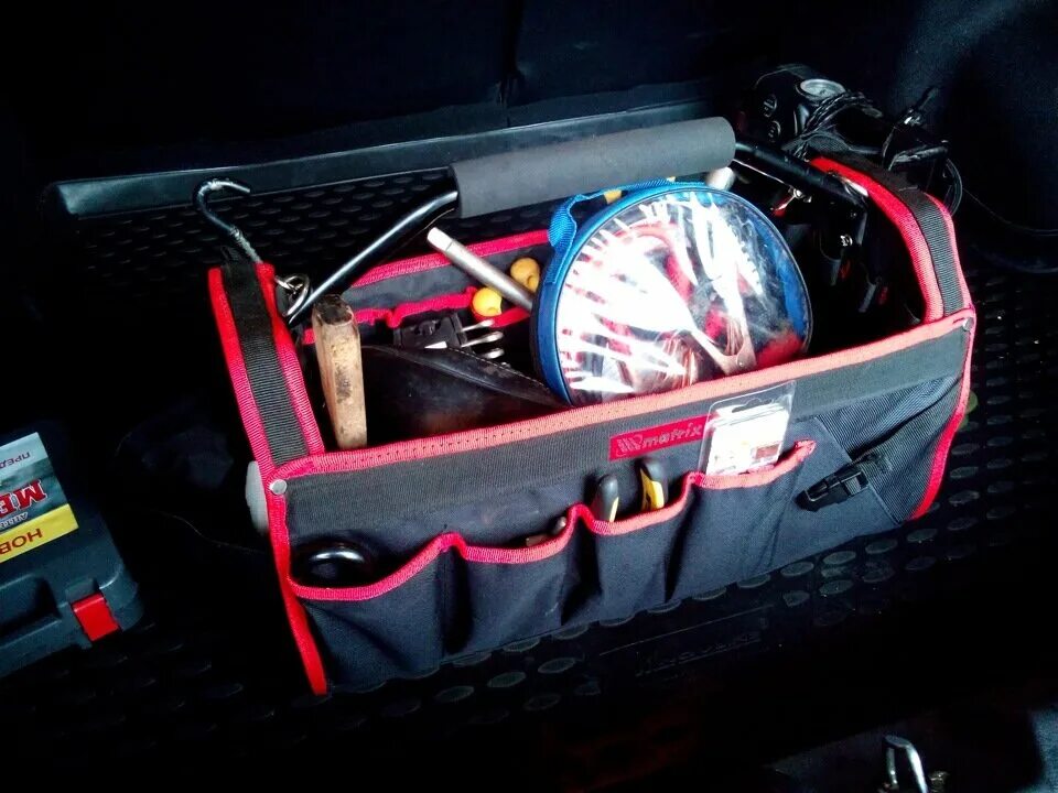 Инструмент в багажник автомобиля. Сумка для инструмента Matrix 90258. Вещи в багажнике. Необходимые вещи в машине. Инструмент в багажнике авто.