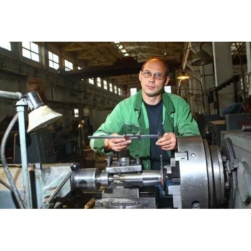 Токарный цех. Такар. Токарь. Токарь. Работа на заводе.