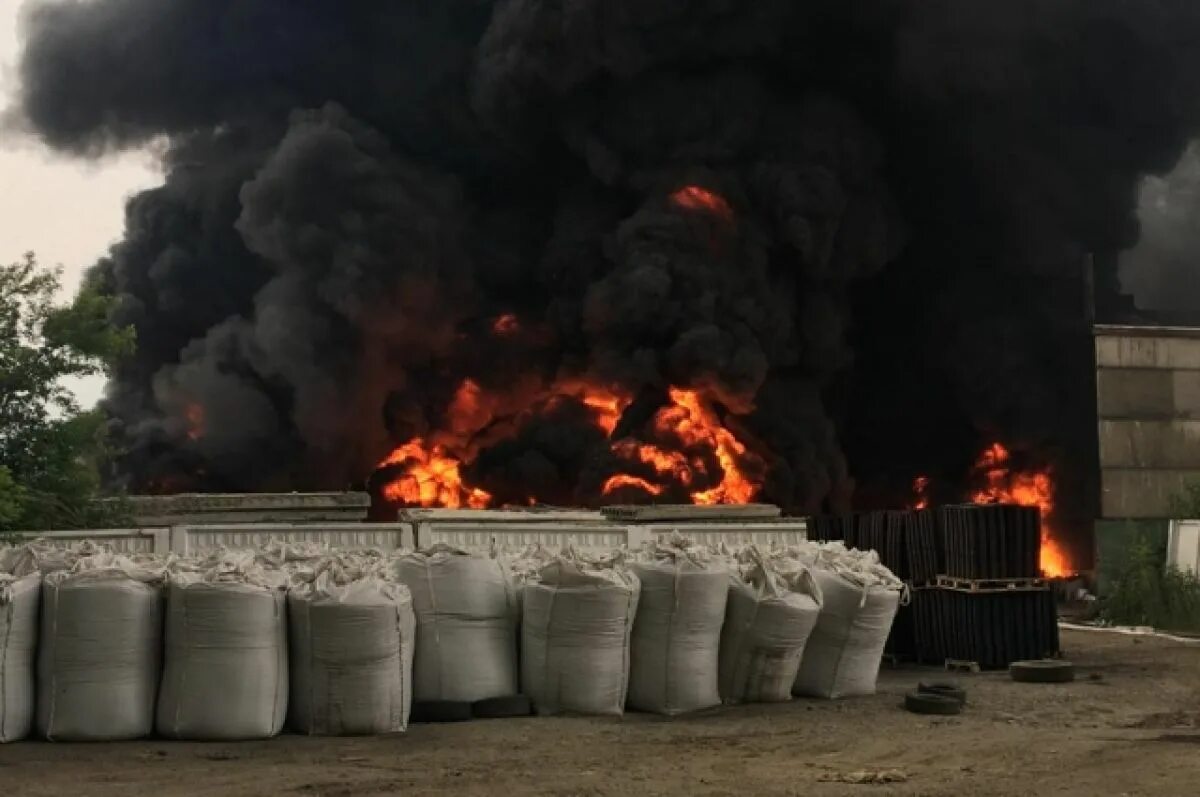 Поджигали покрышки. Завод Кузьмина Новосибирск. Пожар на металлургическом заводе. Горящие покрышки. Горит склад покрышек.