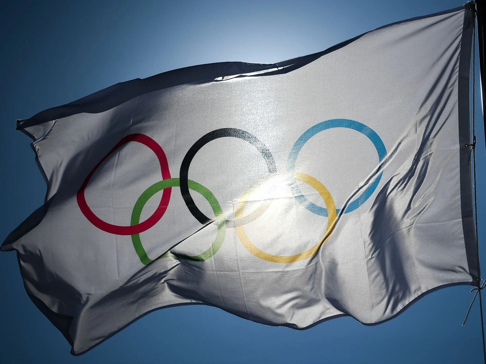 Флаг российского олимпийского. Первый Олимпийский флаг. Олимпийские игры Олимпийский флаг. Флаг международного олимпийского комитета. Олимпийский флаг Токио.