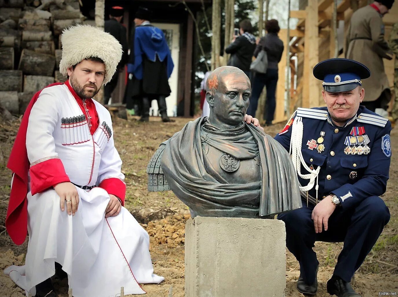 Казаки Кубани ряженые. Бюст Путина в образе Римского императора. Кизяки казаки. Ряженые кизяки. Как вы думаете почему казаки придавали большое