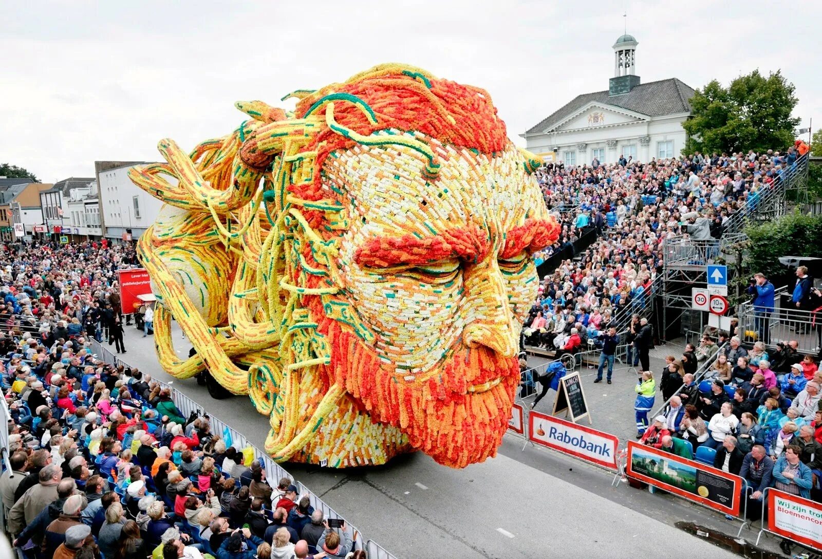 Парад цветов Bloemencorso в Голландии. Цветочный фестиваль Bloemencorso в Нидерландах. Блюменкорсо в Голландии. Фестиваль цветов Блюменкорсо.