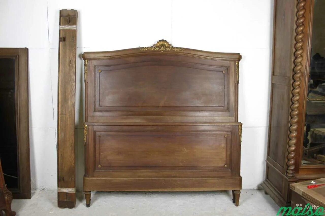 Куплю старину москву. Антикварная кровать братьев Мюллер 1850. Антикварная кровать. Старинная кровать. Старинные кровати из дерева.