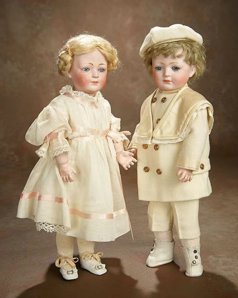 Старая куколка. Старинные куклы. Старые фарфоровые куклы. Антикварные фарфоровые куклы. Куклы прошлого века.