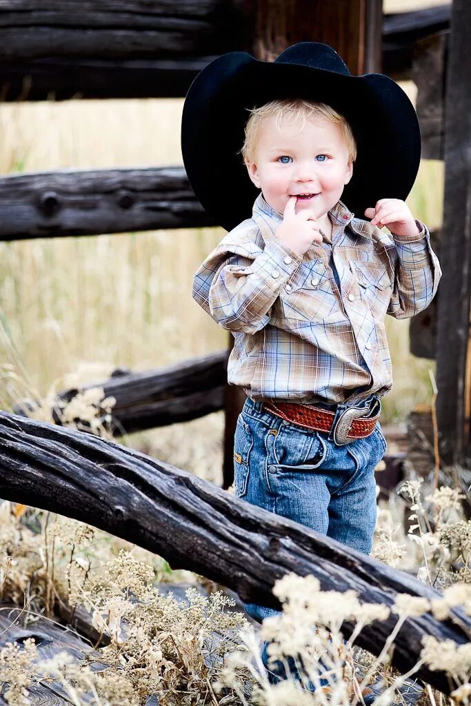 Все мальчишки всей страны. Мальчик ковбой. Маленький ковбой. Веселый ковбой. Маленькая ковбойка.