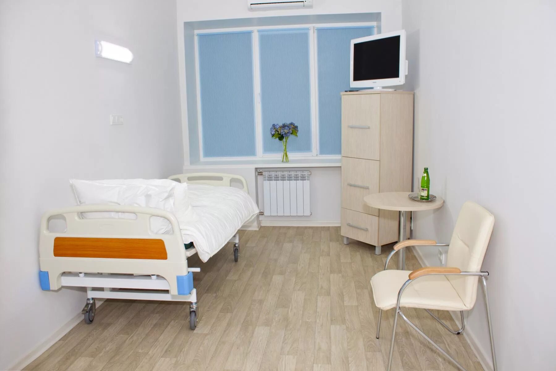 Палата стационара. Одноместная палата. одноместная палата в больнице. платная палата в больнице. стационар одноместная палата.