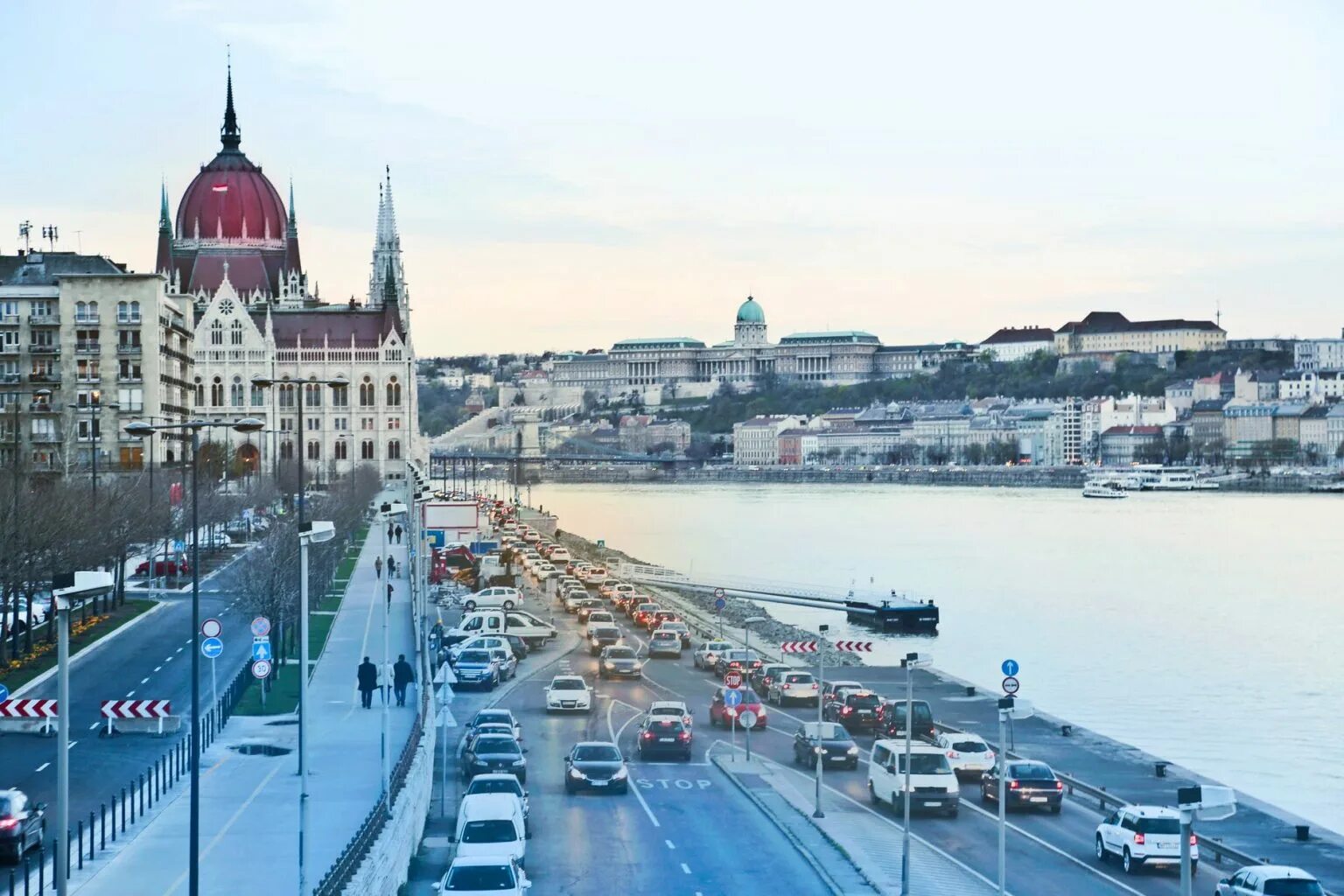 Венгрия это европа. Парламент венгрии с флагом. Венгрия отдых. Правительство венгрии. Венгрия для туристов.
