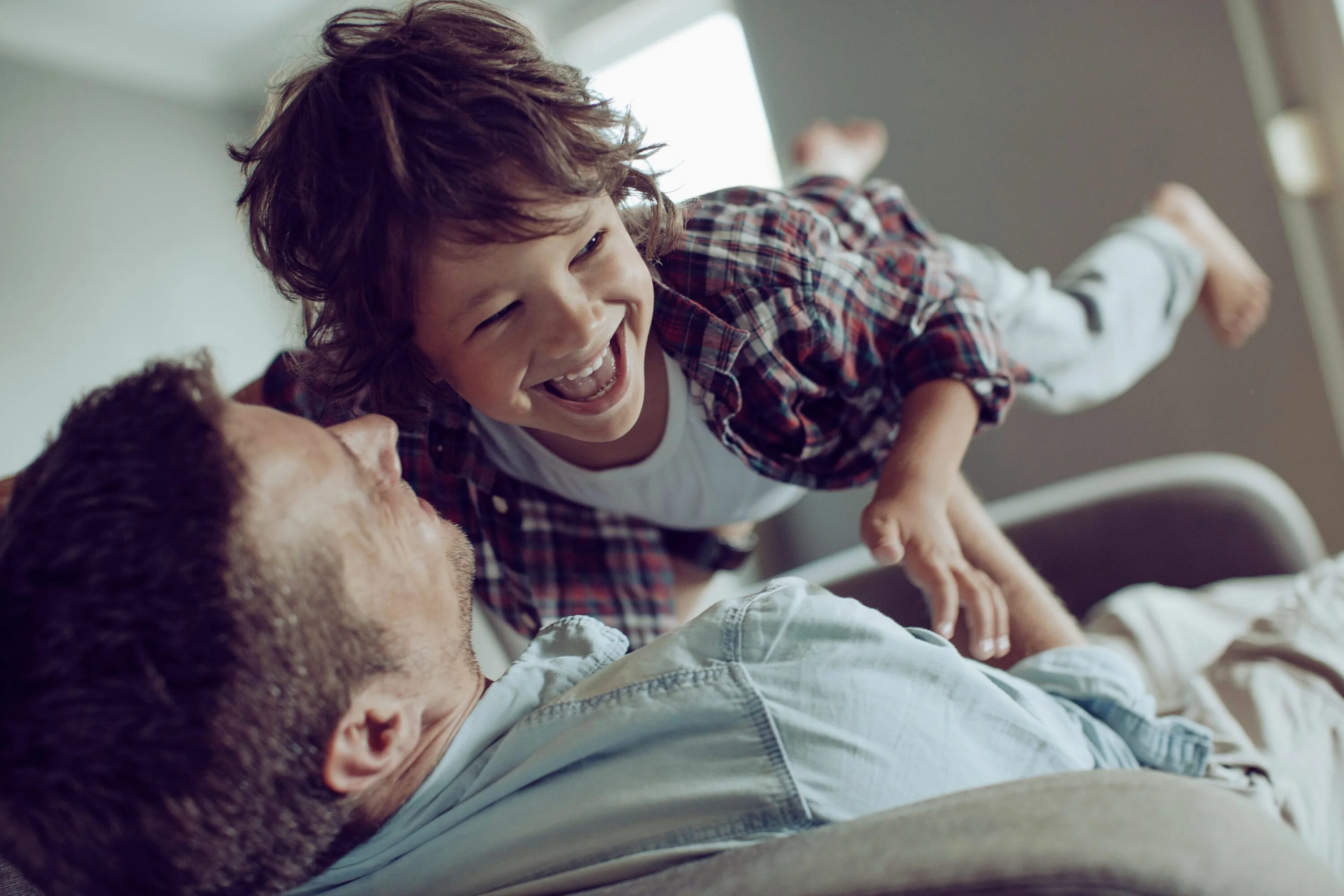 Dad likes playing. Папа и сын. Фотосессия папа и сын. Детям о папе. Папа и сыночек.