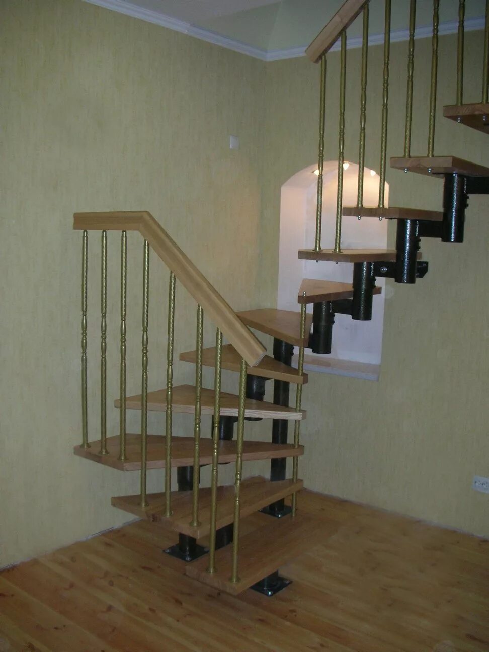 Куплю готовую лестницу недорогой. Модульная лестница Леруа Мерлен. Готовые лестницы на второй этаж. Модульная лестница на второй. Модульная лестница на второй этаж в частном доме.