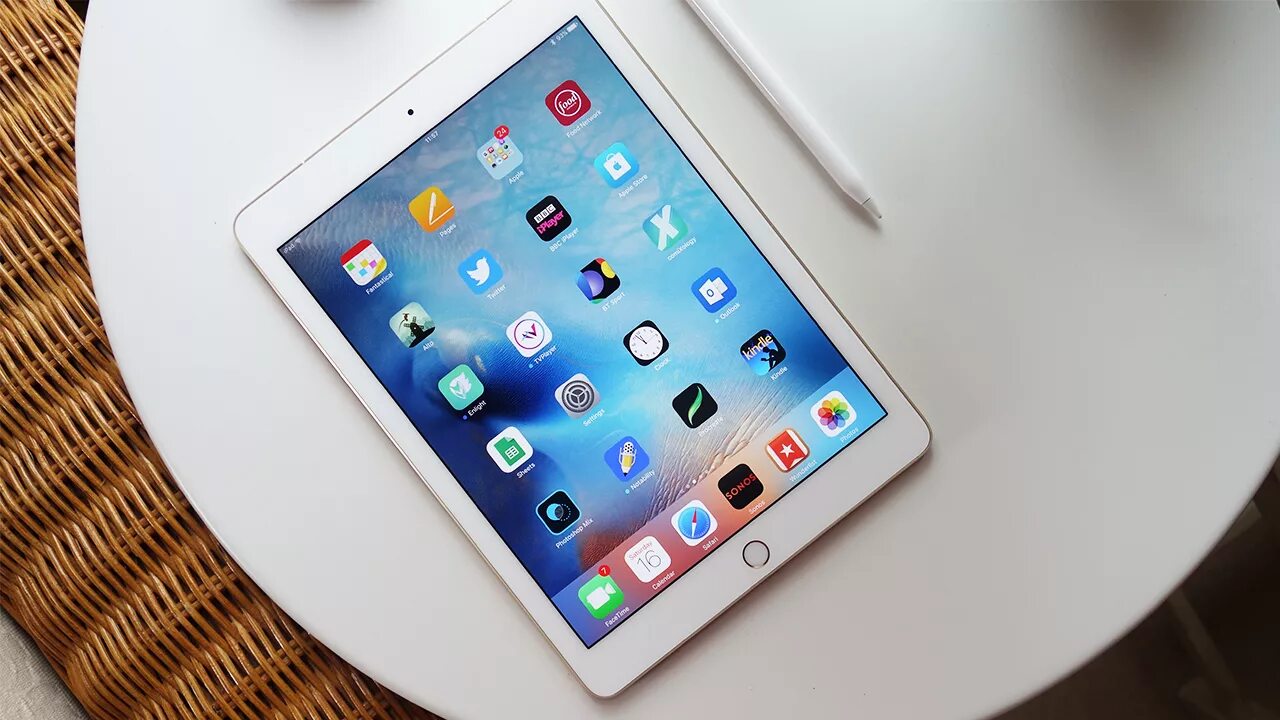Взять айпад. Ipad pro 3. айпад на столе. айпад андроид. новый айпад белый.