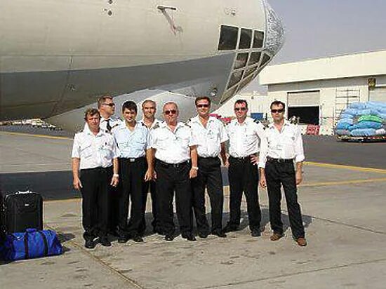 Кабина бортинженера ил 76. Ил 76 иван яковлев. Экипаж 76. Ил-76 кабина пилотов. Пилот ил 76.