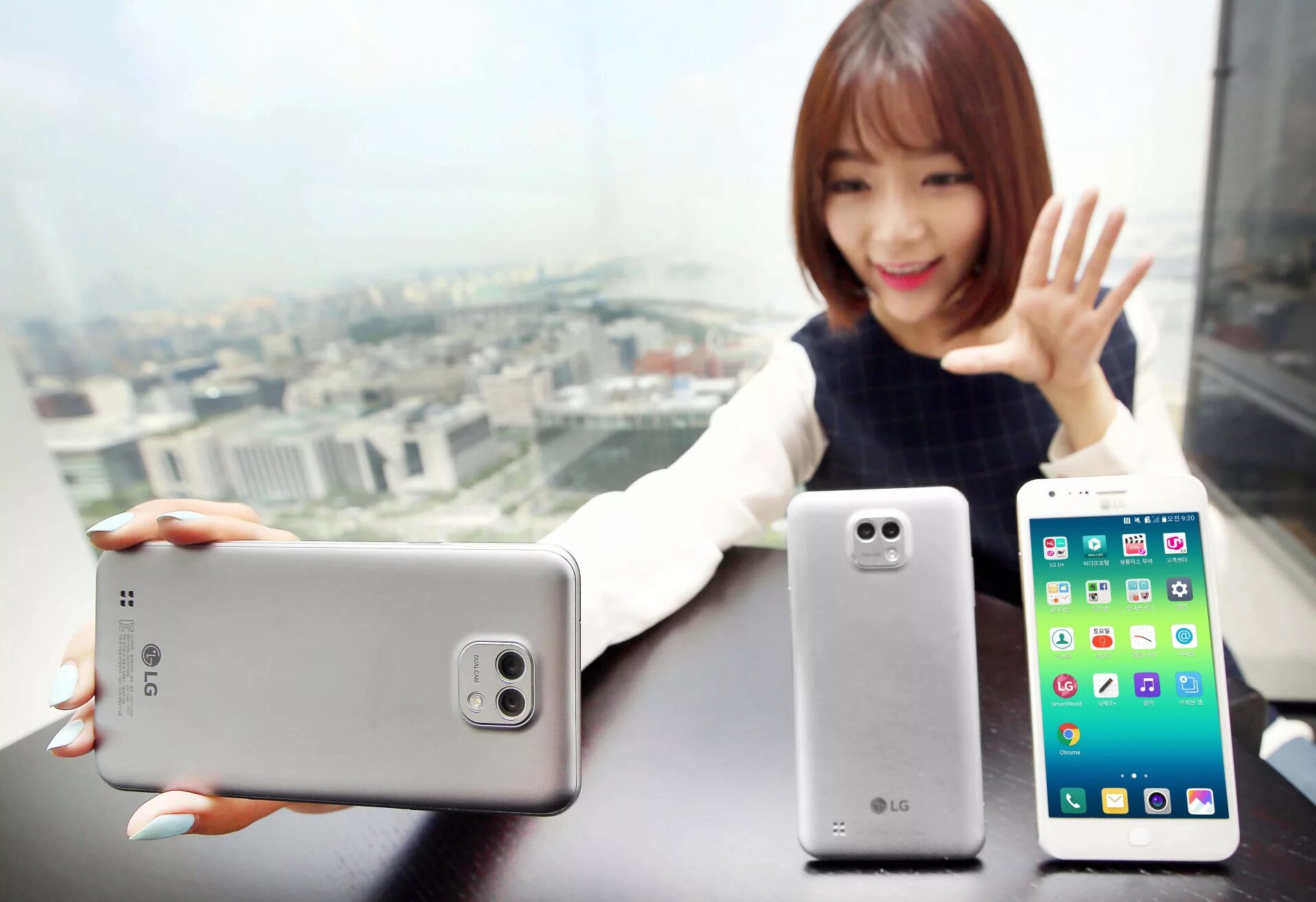 Lg смартфоны q92. корейские смартфоны 2022. корейские телефоны. кореец с телефоном. Lg смартфоны 2021.