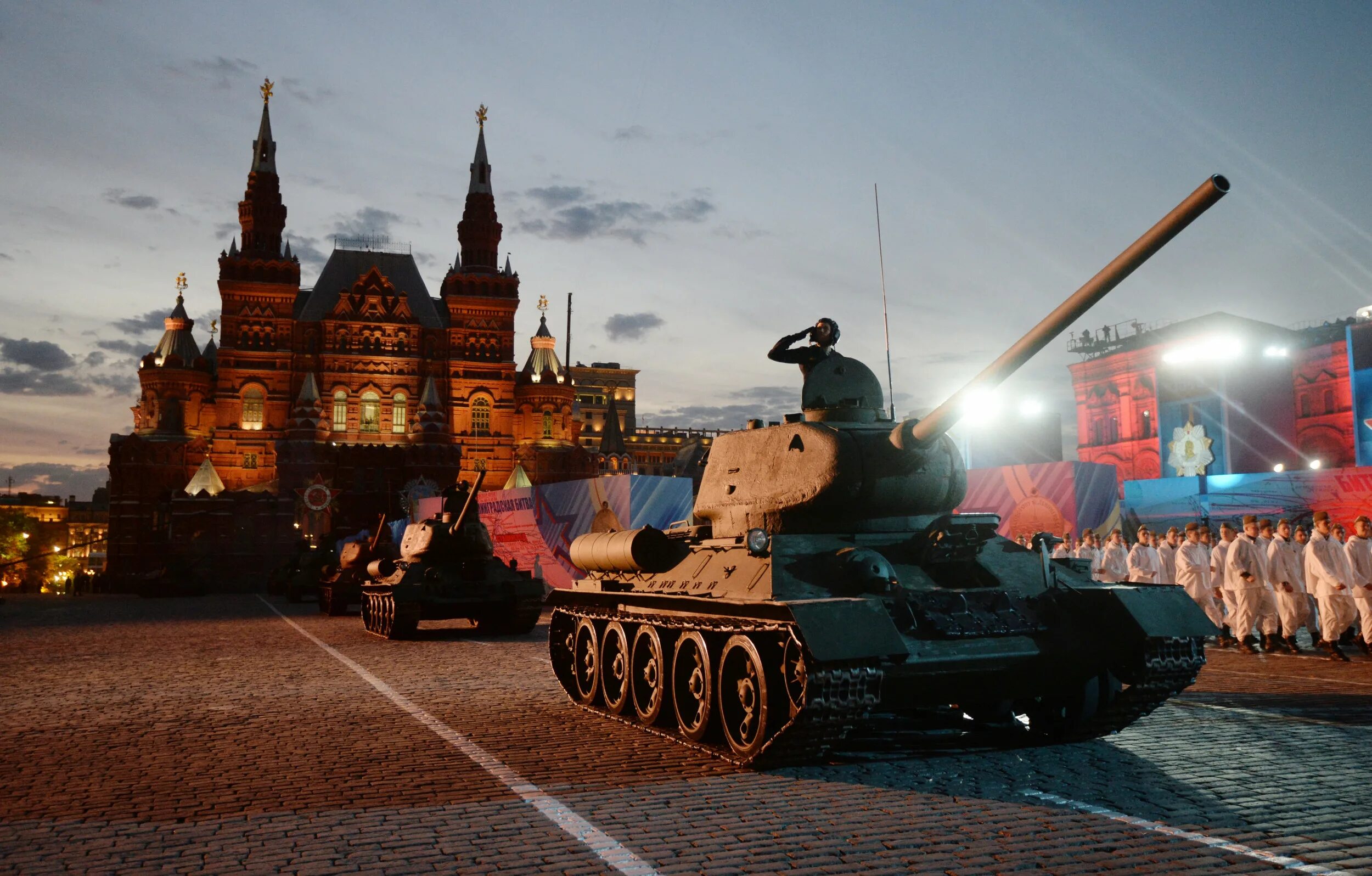 Предложение на параде. Т-34 на параде Победы 1945. Танк т-34 на красной площади. Т 34 на красной площади. Т-34 на параде Победы 1945 года на красной площади в Москве.