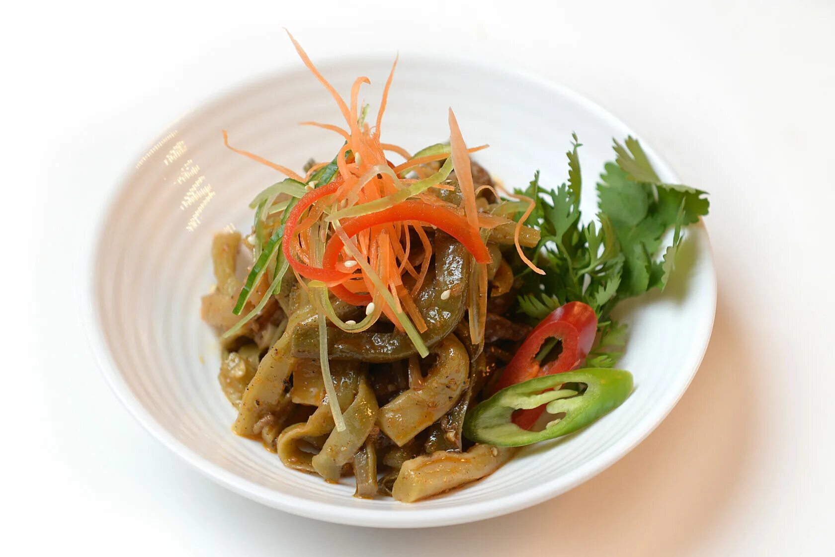 Салат хе из мяса говядины. Хе из сердца. Корейское блюдо хе из мяса. Хе из рыбы. Хе с говядиной.