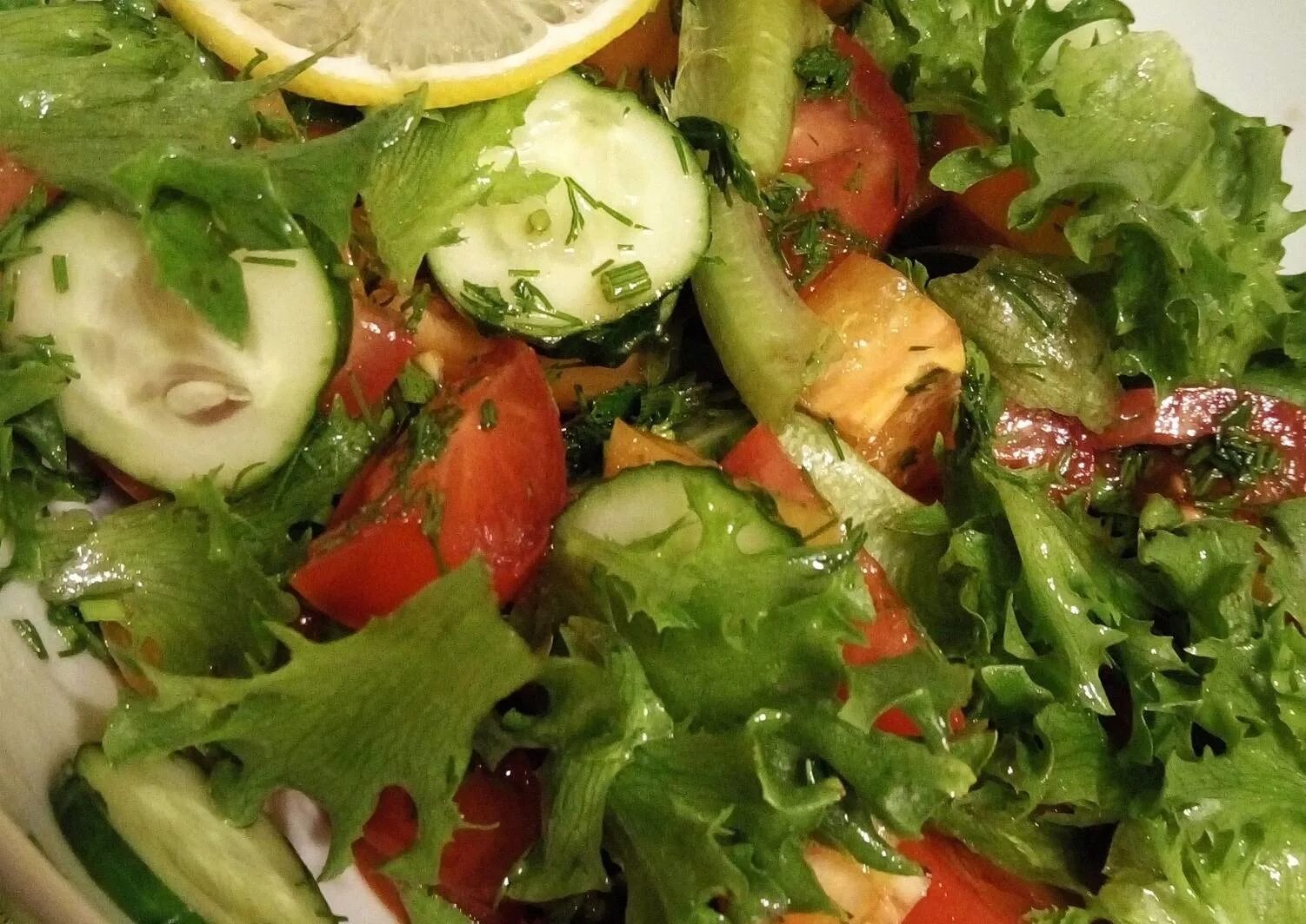 Очень вкусные салаты из овощей. Овощной салат. Свежий овощной салат. Овощной салат с листьями салата. Салат из сезонных овощей.