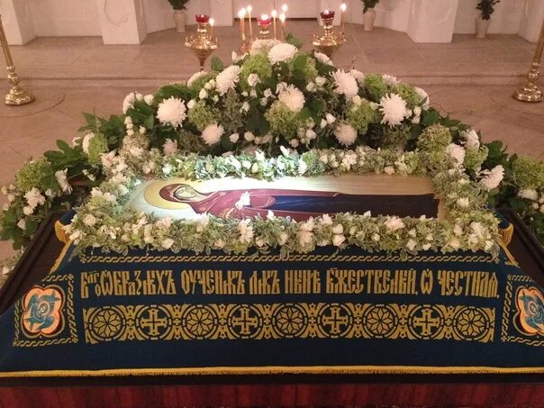 Храм христа спасителя успение пресвятой богородицы. Храмовая флористика плащаница пресвятой богородицы. успение пресвятой богородицы плащаницы украшение плащаницы. украшение плащаницы на успение пресвятой богородицы. ковчег плащаницы успения пресвятой богородицы.