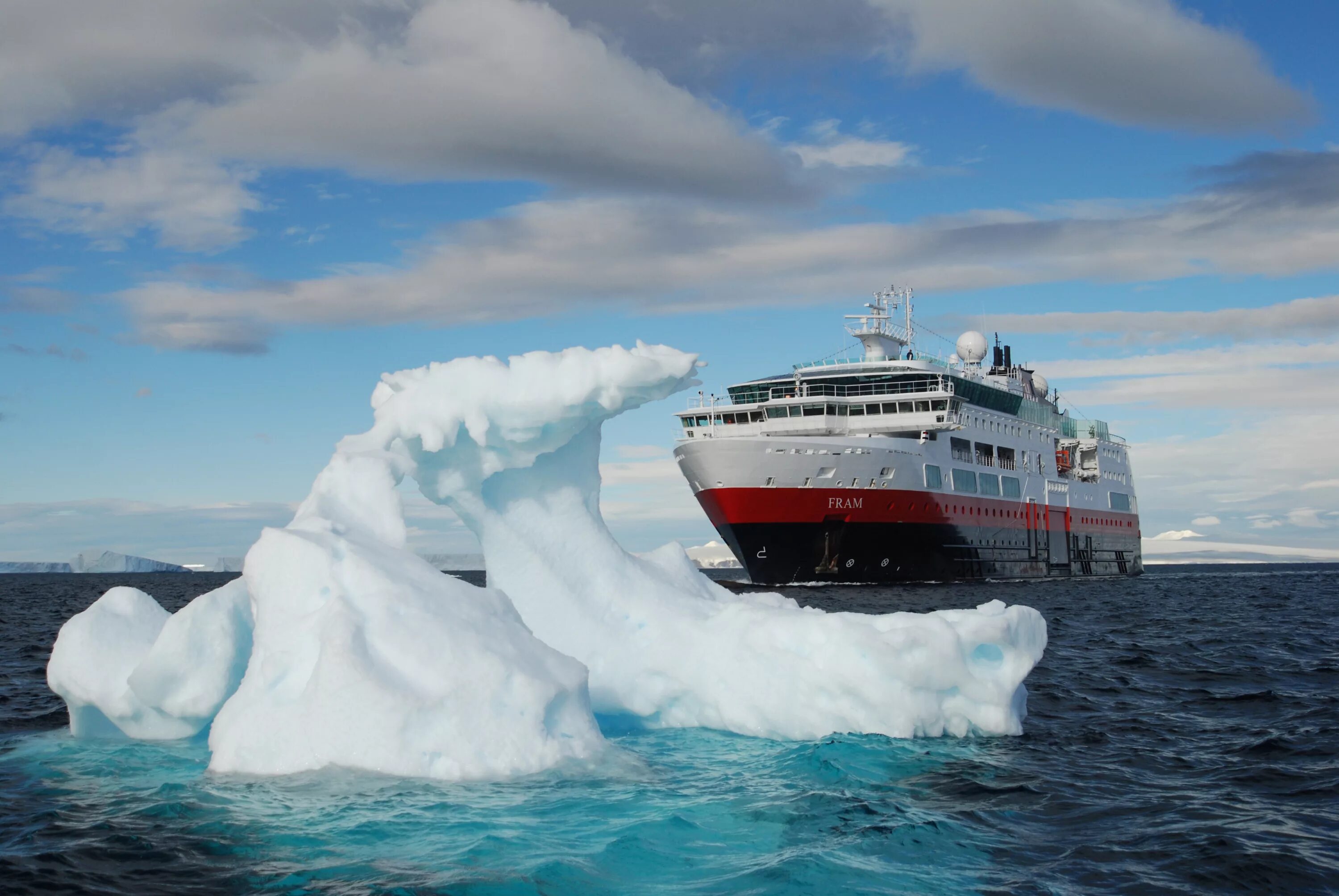 Парусник Айсберг Гренландия. Антарктида Айсберг Титаник корабль. Круиз по Северному Ледовитому океану. Ледокол и Айсберг.