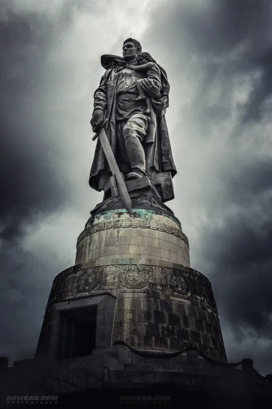 воин-освободитель трептов-парк берлин. памятник советскому солдату в трептов парке в берлине. воин-освободитель трептов-парк берлин. берлин трептов парк памятник воину освободителю. трептов-парк мемориал в берлине.