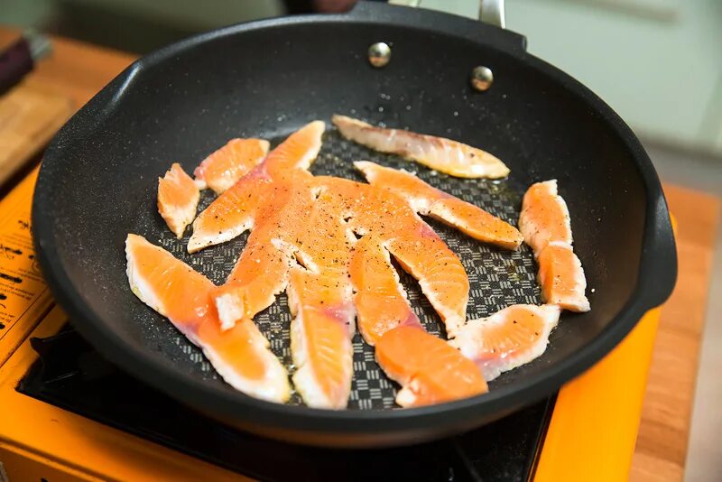 Как пожарить икру форели на сковороде. Семга жареная кусочками на сковороде. брюшки семги жареные на сковороде. красная рыба на сковороде. обжаренные кусочки семги.