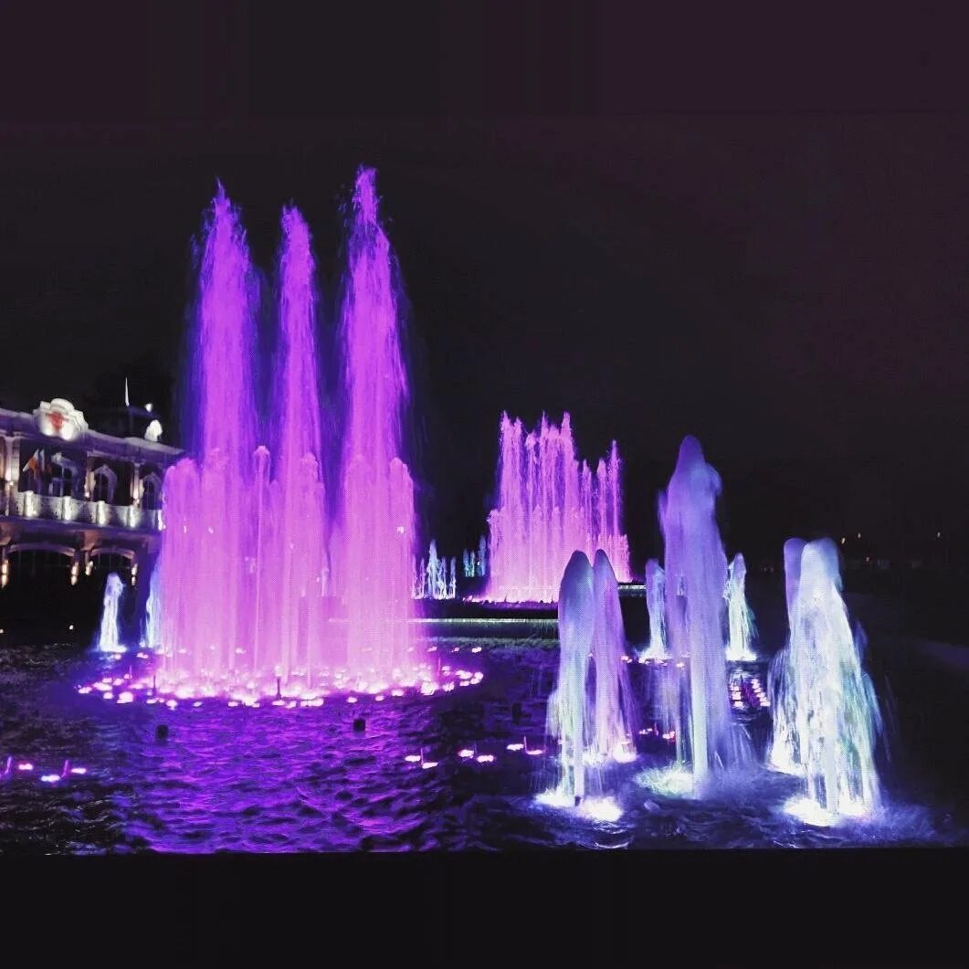 Фонтаны города краснодара. Поющий фонтан театральный, краснодар. Драмтеатр краснодар фонтан. Статуя авроры в краснодаре. Фонтан на театральной площади краснодар.