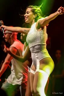 anitta photo shows Funk música brasileira photografy Canon.