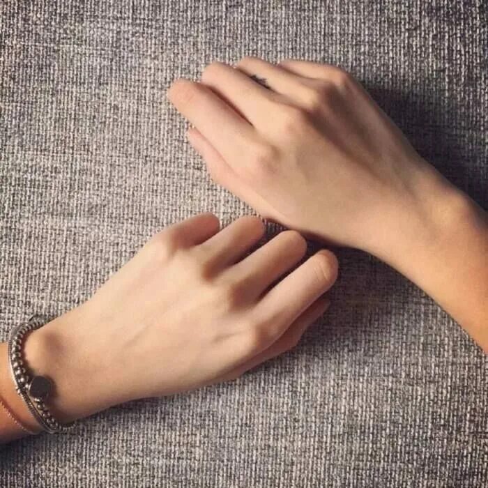 Красивая рука девочка. Рука девочки. Эстетичные руки девушек. Красивые пальцы на руках у девушек. Красивые руки девушки Эстетика.